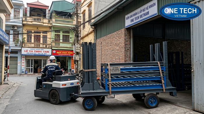 Vận chuyển kệ khuôn bằng xe chuyên dụng vào kho xưởng Hà Nội