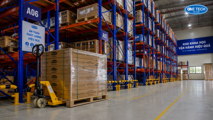 Xe nâng tay cho thiết bị nhà kho Hà Nội Xe nâng tay trong kho Hà Nội kết hợp kệ pallet